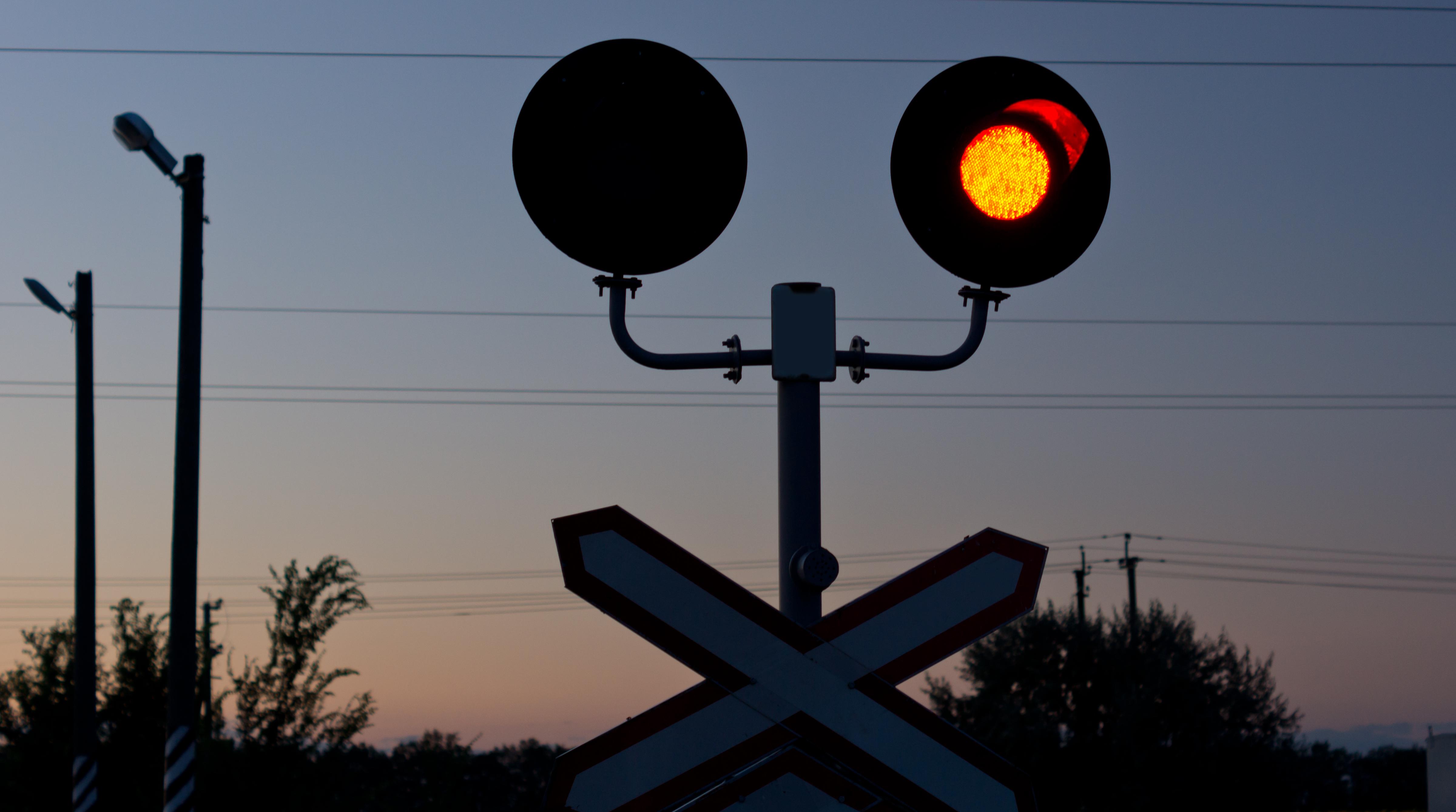 Знаки светофора жд. ЖД светофор. Железнодорожный светофор. Светофор на Железнодорожном переезде. Светофор для поездов.