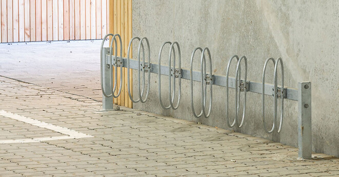 Skrå parkering af cykler i stativet med 45 grader bøjler. Forankret i gulvbelægningen.
