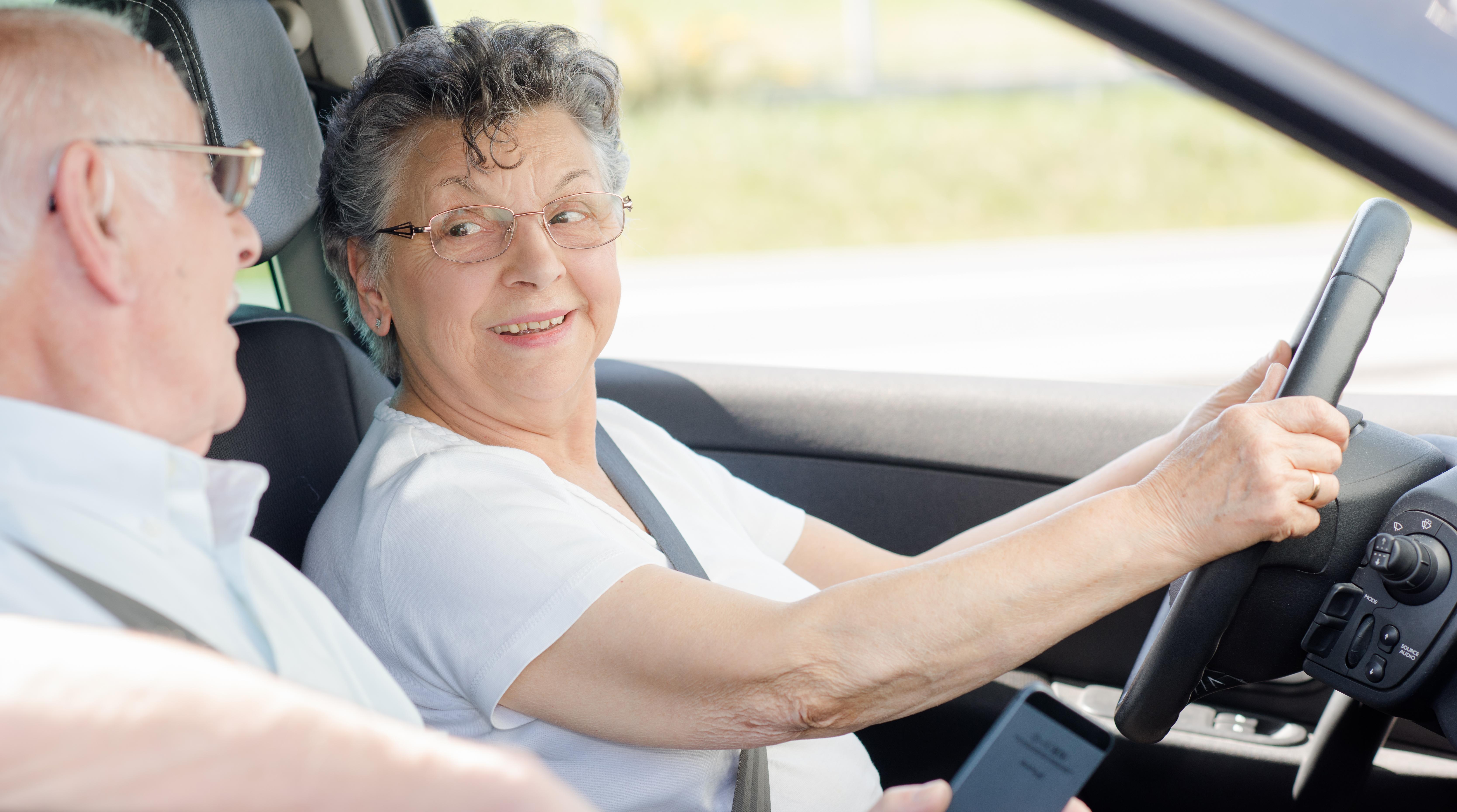 Grandma is driving. Пожилая машина. Пожилой за рулем. Пенсионер за рулем. Пенсионерка за рулем.