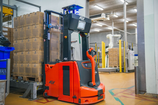 Automation sikrer et 20 % højere output end på de ældre øvrige linjer hos Danpo. I pakkeriet frigør teknologien – en case-packer, en palleteringsrobot og en selvkørende truck – 2 ud af 3 medarbejdere til at kunne løse mere komplekse opgaver andre steder i fabrikken.