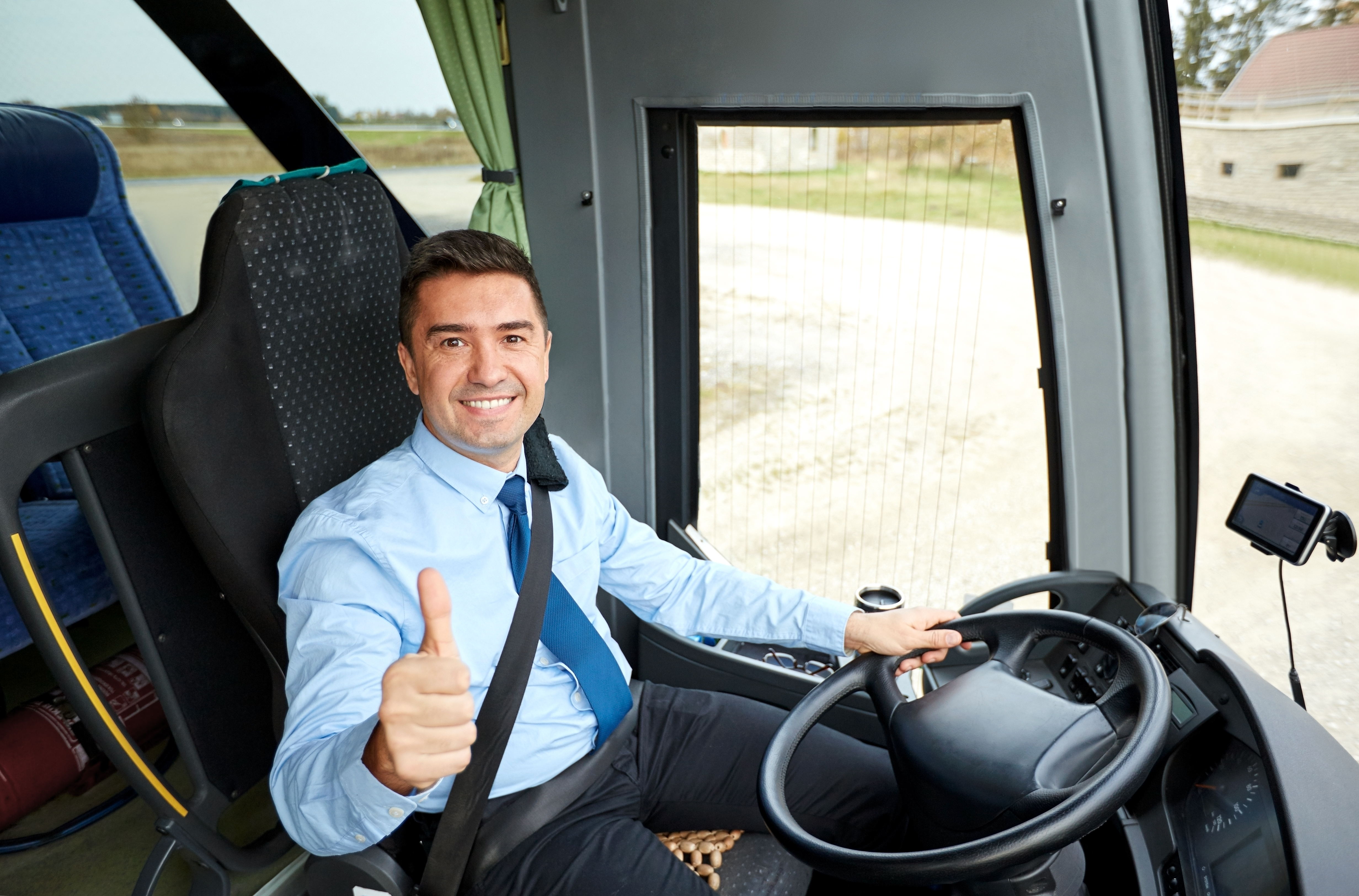 Аренда автобуса водителем человек. Водитель автобуса. Водитель автобуса улыбается. Довольные пассажиры. Водитель маршрутки за рулем.