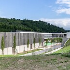 Med hjälp av RMIG ImagePerf, replikerades ett foto av en vårskog på perforerade metallplåtar som får skolans arkitektur att harmoniskt passa in med den omgivande skogen