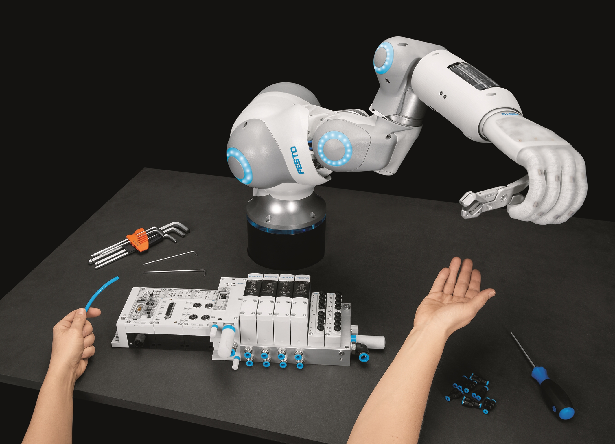 Работы и технологии робот. Фесто роботы. Фесто робот сортировщик. Промышленный робот Festo. Роботизированная рука Festo.