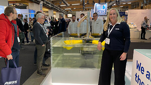 Christina Lundbäck framför modellen SCO 1000 som samlar in olja från vattenytan.