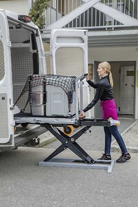 Praktisk løftebordsvogn fra Xetto bruges til at laste varer ind i en varevogn.