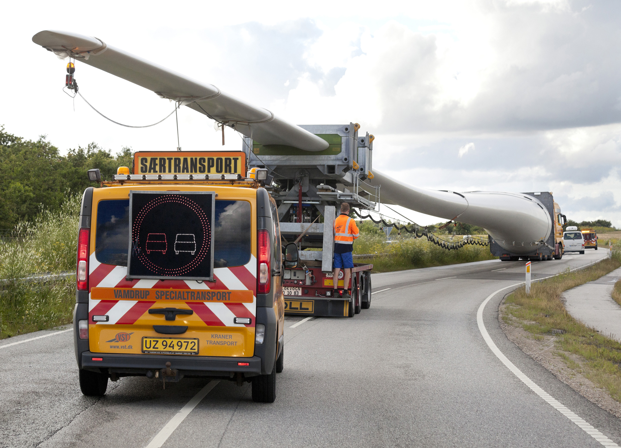 Транспорт энергии. Wind Turbine transport. Бензиновый транспорт. Злой транспорт. Windpower Blade Transportation.