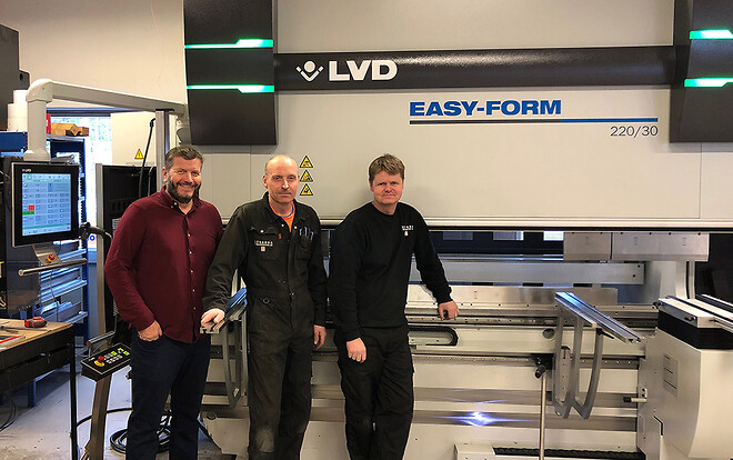Foran den nye LVD EasyForm, fra venstre: Trond Aasen fra LVD Scandinavia AS, Øyvind Lergrovik og Gunnar Berge, begge fra Stranda Stålindustri AS