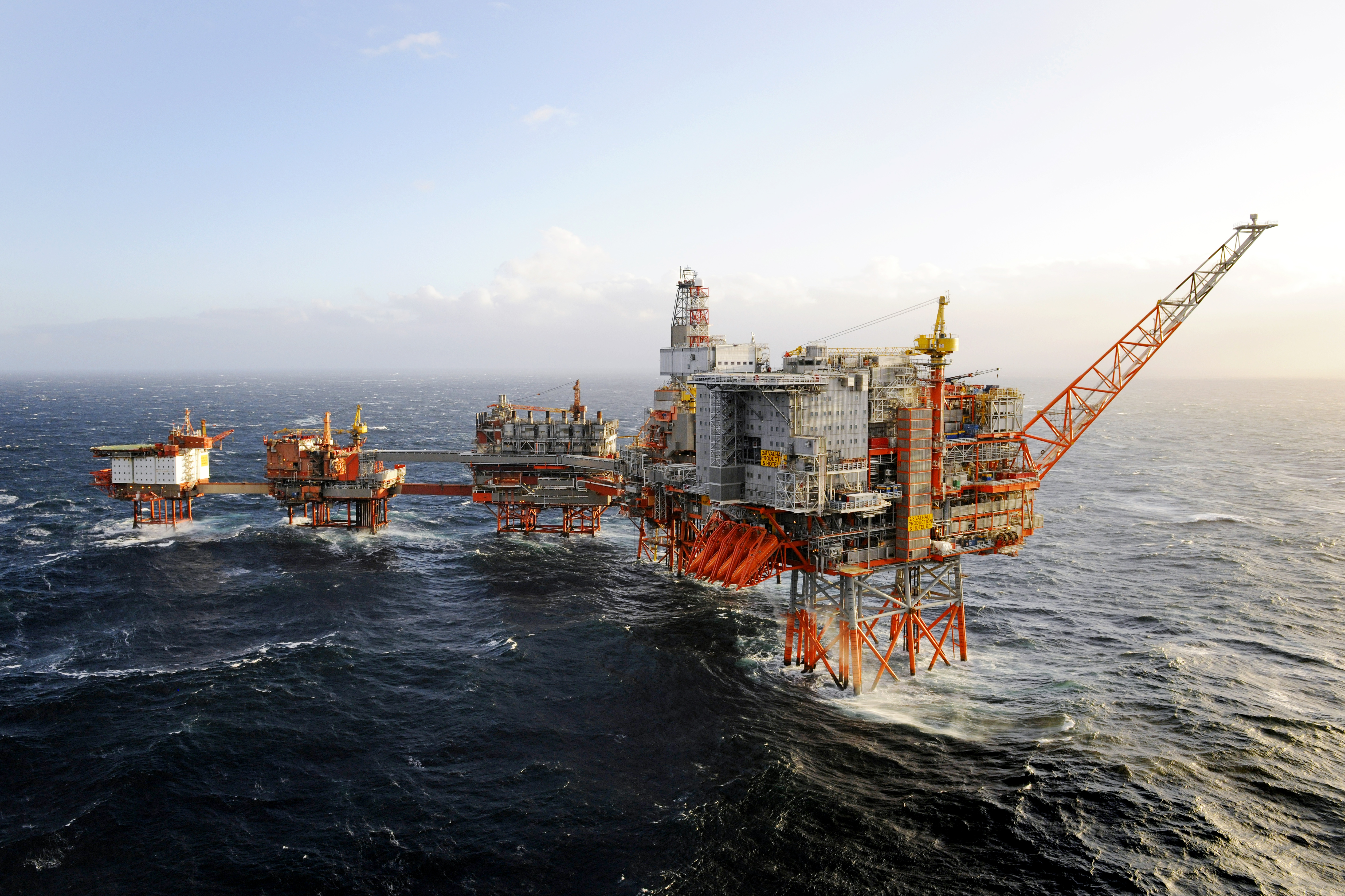 Добыча на английском. Нефтяная платформа "Дропнер" 1995. Хайберния нефтяная платформа. Нефтедобыча в Северном море. Баренцево море нефтедобыча.