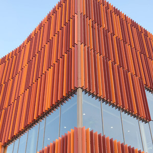 Alux facadelameller på IBA Erhvervsakademi i Kolding