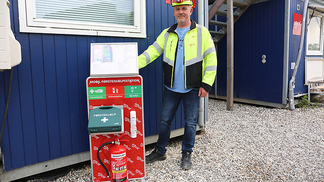 Byggepladsleder i Ajos a/s, Sune Waage Hansen fremviser den mobile nødhjælpsstation, som han har været med til at udvikle.
