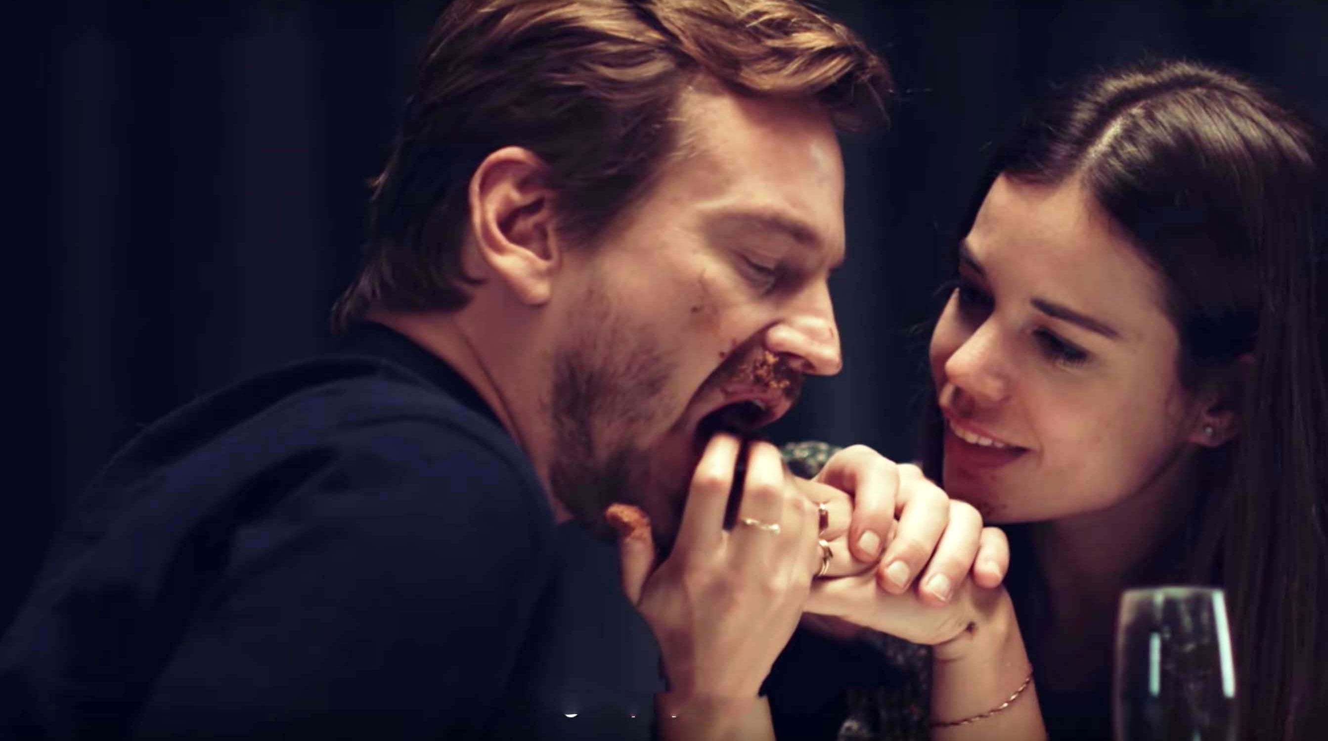 Riktiga restauranger, kafer och barer fungerar som kulisser fr parets olika romantiska dejter. Frgan r om det rcker att de tv delar samma Tv-serie om relation mellan matlskare - RS & FastFood