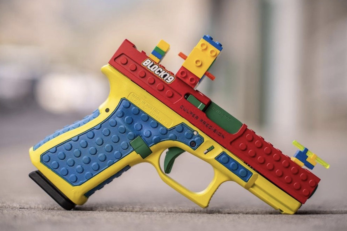 Modstræbende trækker Lego-pistol tilbage