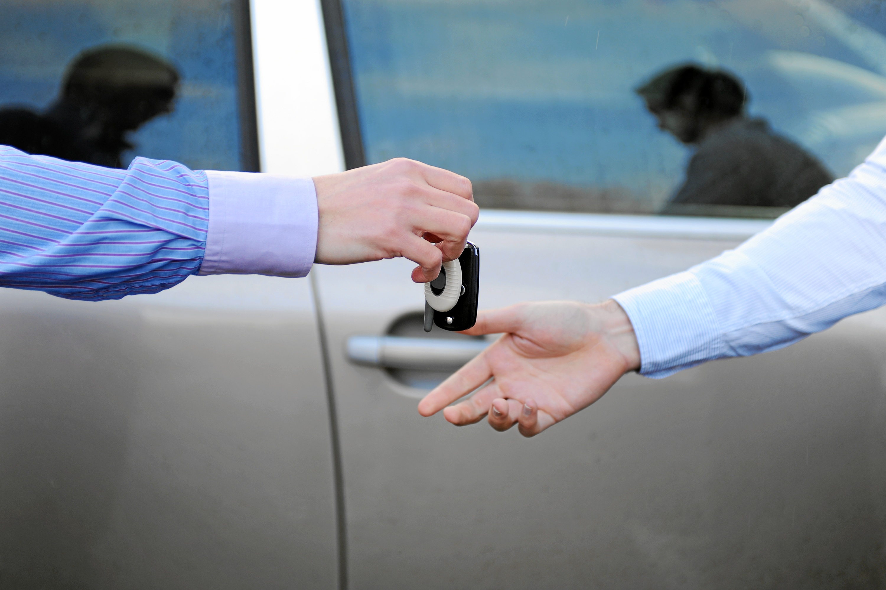 Где быстрей продать машину. Передача ключей от машины. Передает ключи от машины. Ключ авто выкуп авто. Ключи от машины при продаже.
