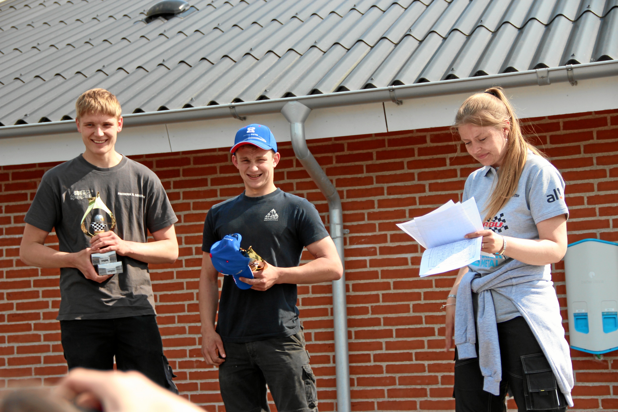 Rallybiler og traktorer trak i de unge motor magasinet