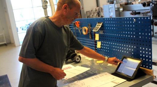 Grafisk tekniker Michael Mathiesen kontrollerer, at han håndtere sine folieprints, som han skal.