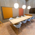 Klodsegulv af upcyclede træklodser i fyr i stort mødelokale på Arkitektskolen Aarhus