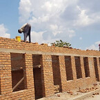 tatus på skolen, der er under konstruktion i Nyamasinda Village, december 2021. Det, der til dato er bygget, er bygget ved hjælp af midler indsamlet af den lokale landsbybefolkning. Foto: The BASIZ Initiative.