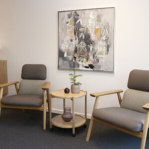 Bear L (lounge) i et loungeområde. Stolen er designet med inspiration fra den vilde natur.