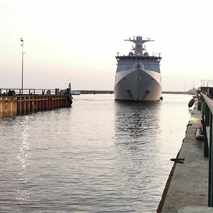 Flådeskib sejler ind i dok 3 på Søby værft