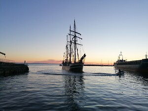 Sejlskib ankommer ved solopgang
