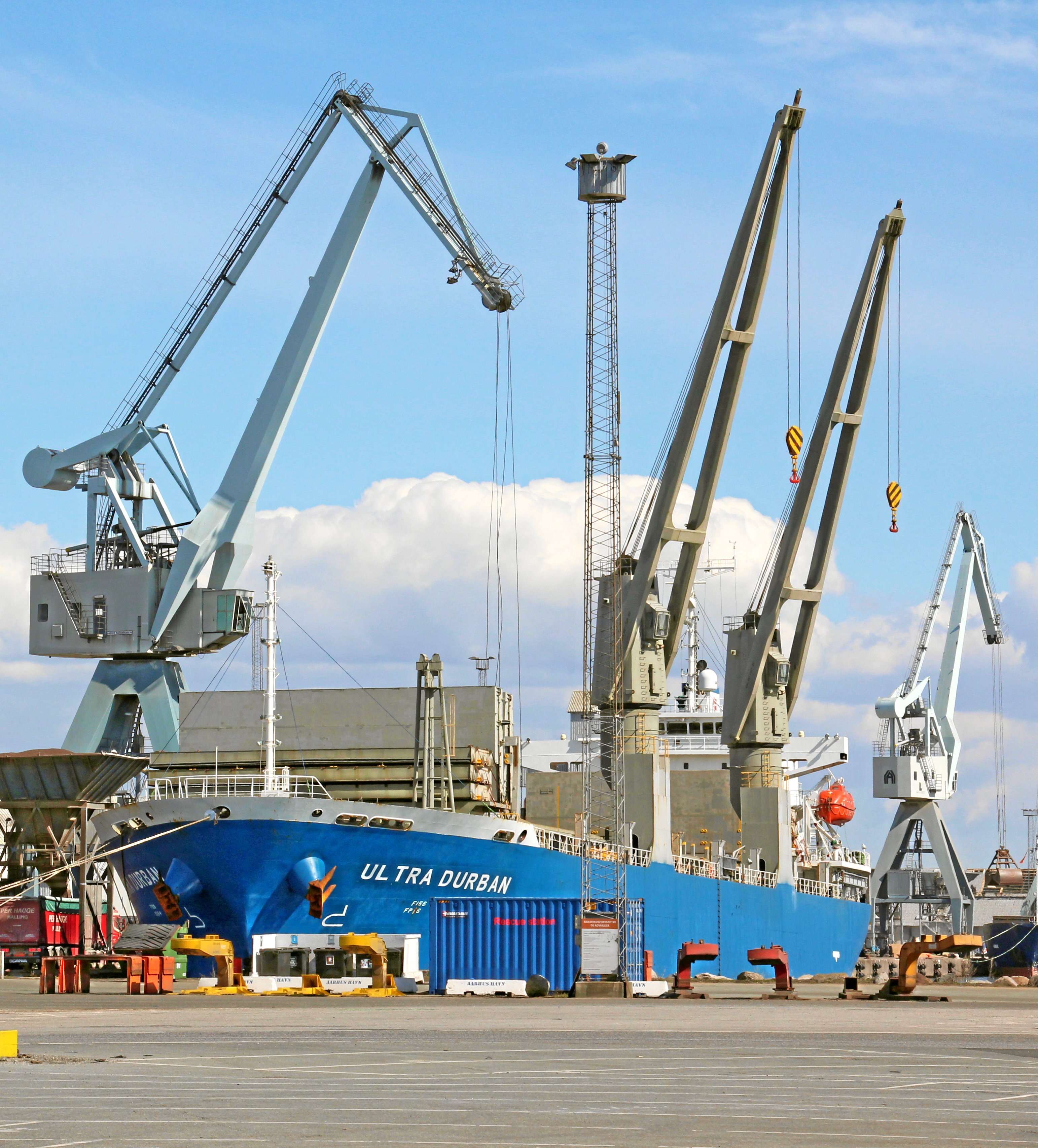 Tonsvis af sheakerner sejles til AAK Aarhus fra eksotiske destinationer