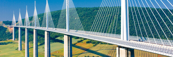 Millau-viadukten er en perle af en skråstagsbro, som står i Sydfrankrig. Kører man i bil på den, kører man i 270 meters højde, og det gør broen til verdens højeste vejbro.