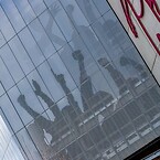 Jublande fläktar pryder fasaden på parkeringshuset på den ikoniska stadion