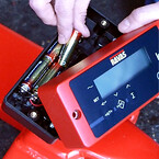 Palløfter med vægt. \nIndikatoren på RAVAS-1100 orsynes med strøm fra 4 almindelige batterier.\nHSØ ApS.