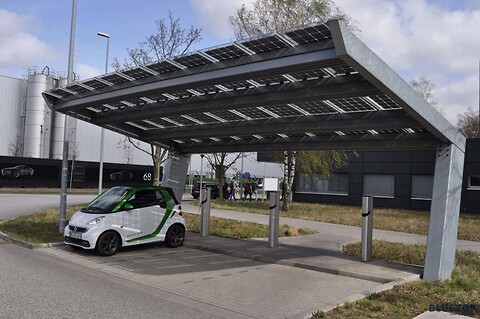EV Solar Carports - Som den ideelle solcarport til små EV-opladningsknapper anbefaler vi LS Mini-strukturen med tag af halvtransparente solglasmoduler i glasglas. Invertere og EV-opladere kan integreres i indlægene.\nLED-lys kan leveres.\n 