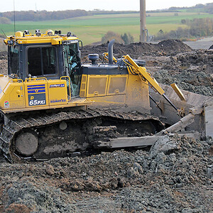 En båndbredde på 915 mm og 220 Komatsu-heste i motorrummet sørger for, at dozeren kommer ubesværet rundt på det store areal, hvor Nordic Waste renser forurenet jord og afleverer den tilbage til industrien som genvundne råstoffer.