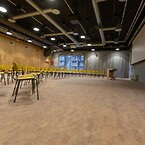 Klodsegulv af upcyclede træklodser i fyr i auditorium på Arkitektskolen Aarhus