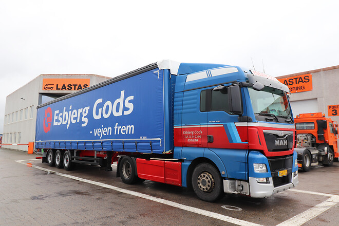 Ny Kel-Berg 3 akslet gardintrailer leveret til \nEsbjerg Gods A/S fra Lastas