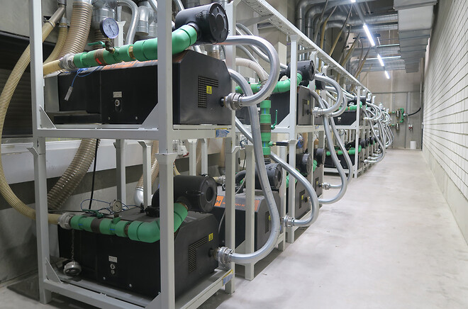 Et glimt af maskinrummet med MINK klo vakuumpumper fra Busch, der forsyner forskellige fødekredse med vakuum