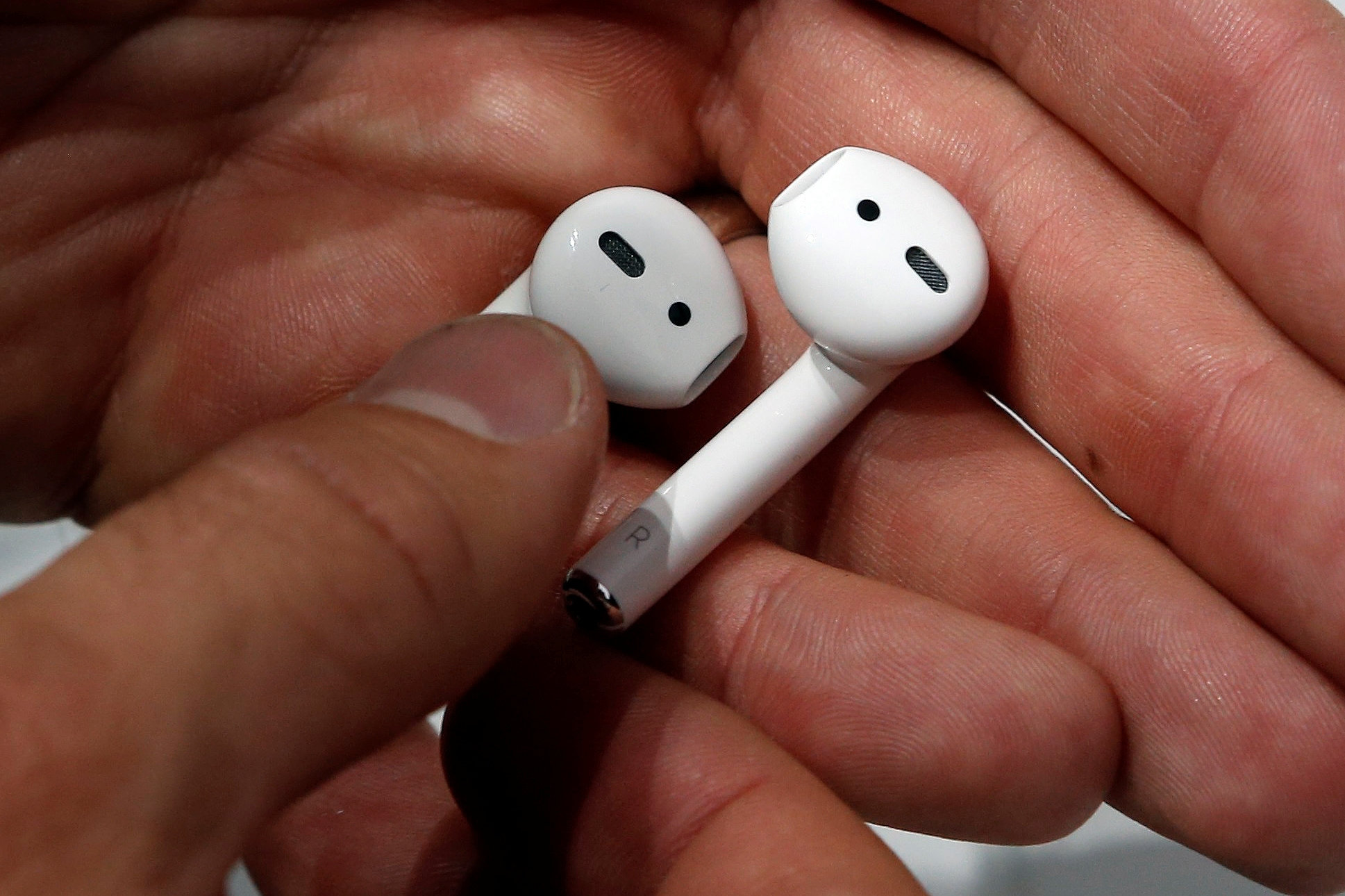Dansk firma tager kampen mod Apples trådløse høretelefoner