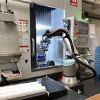 Induflex’ nye robot kan anvendes ved flere af Induflex’ maskiner. Her skifter den emner i en fem-akset CNC-fræser.