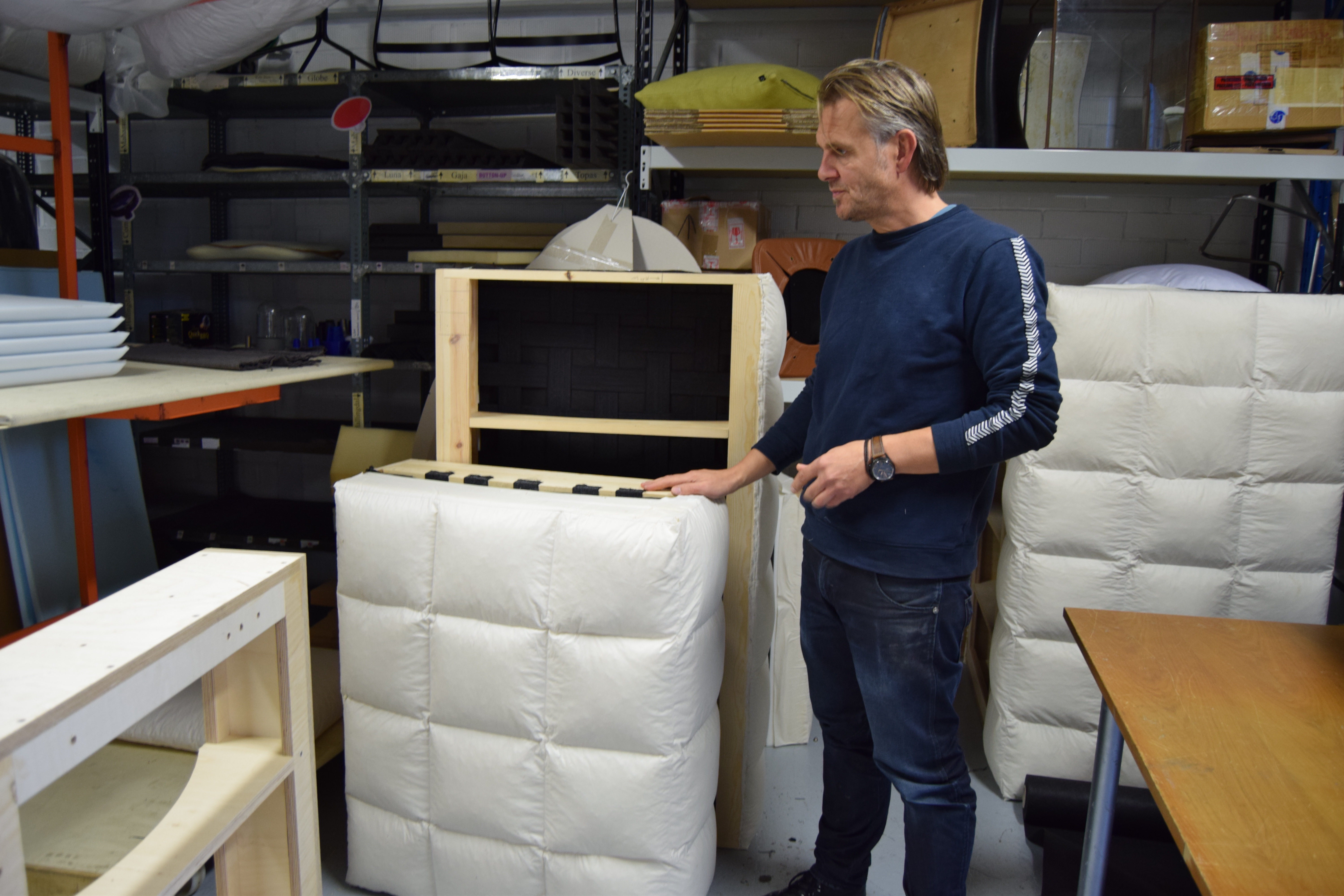 En sofa bliver til i maskinrummet - Wood Supply