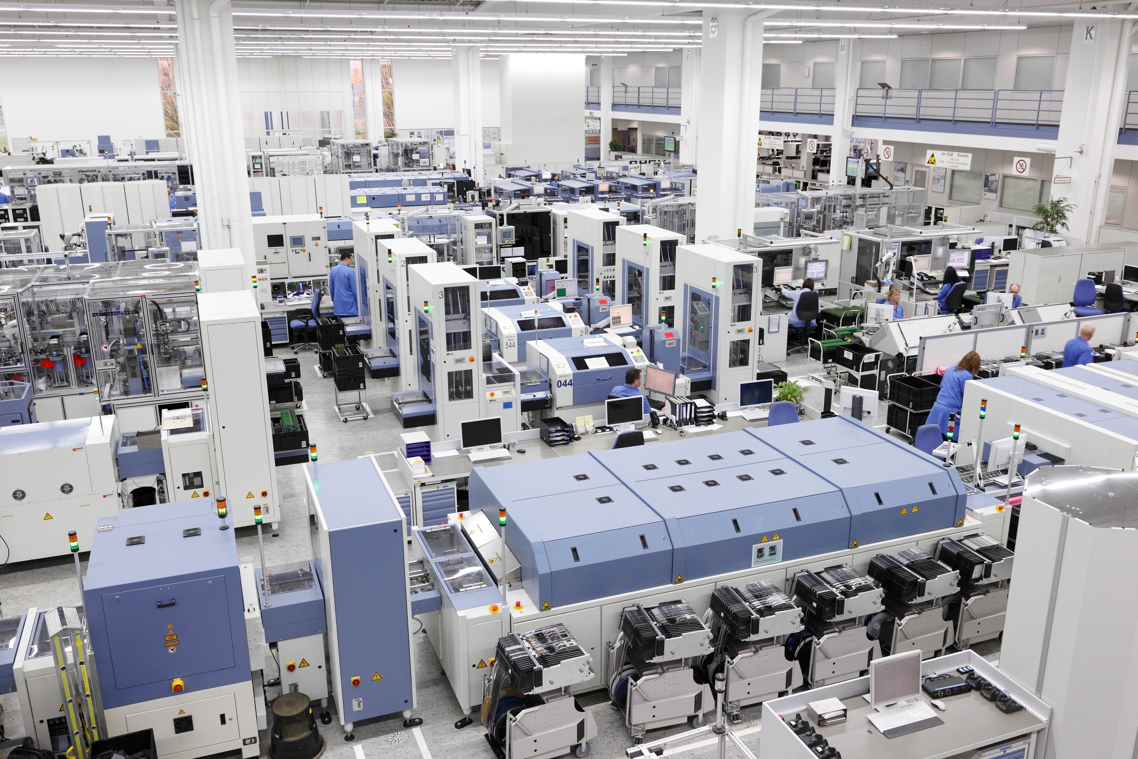 Factory product. Siemens Промышленная автоматизация. Siemens Amberg Electronics Plant завод. Промышленная электроника Siemens. Современное производство.