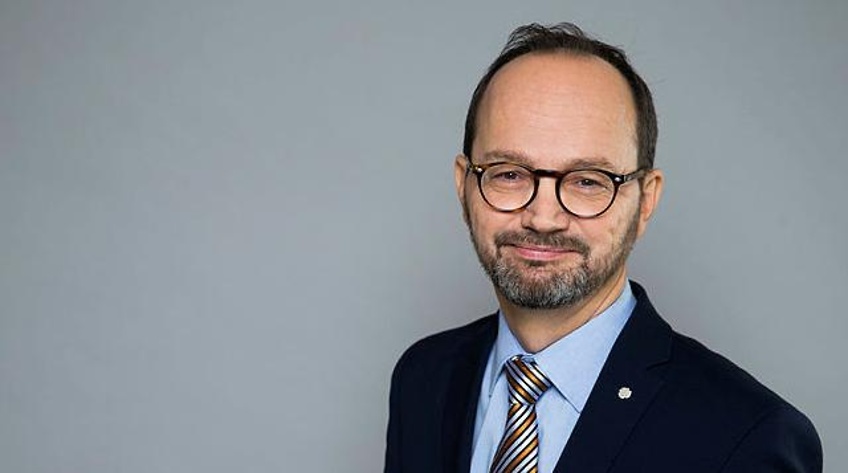 Ardalan bor i Malm, som fristadsfrfattare: hon befinner sig allts i att den fr sin betydelse frst nr den utmanas, nr den visar sig i brist. Har du sett en kvinna?, Parvin Ardalan - bernur