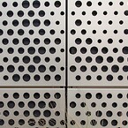 För projekt som omfattar installation av ett stort antal perforerade produkter krävs expertis och erfarenhet. Förutom tillverkning, anodisering och bildperforering ansvarade RMIG också för bockning och numrering av de 470 perforerade metallplåtarna för att göra dem redo för leverans