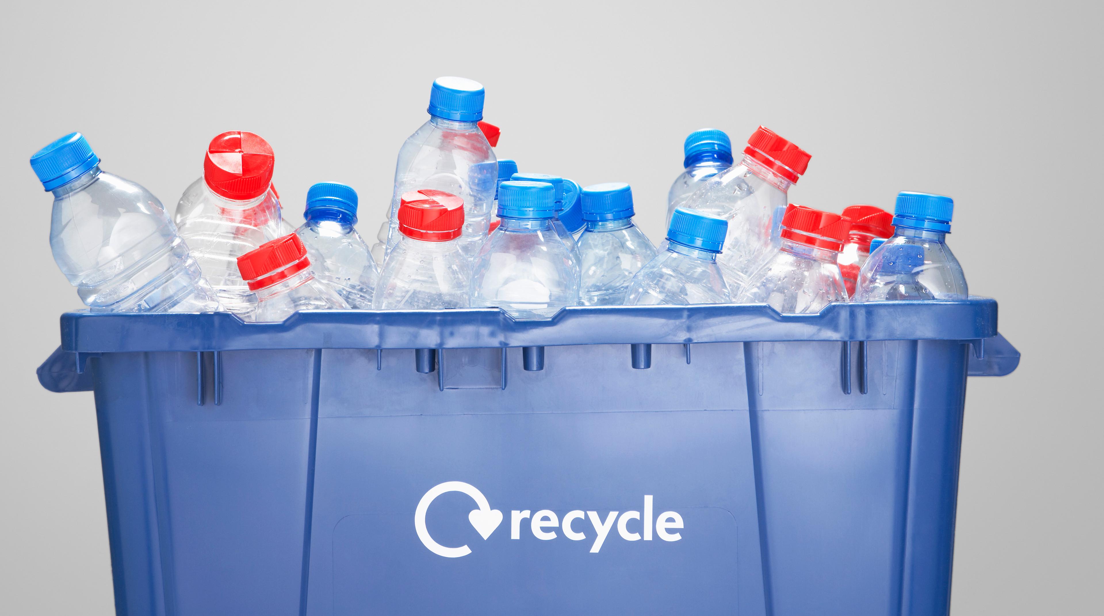 Пластмасса бутылки. Zambak plastik контейнер. Голубые гранулы пвх. Пластмассовое сырье. Пластиковая бутылка.