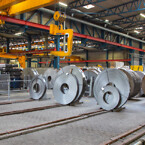 Kvalitetstjek af valsede stålprofiler er en almindelig arbejdsopgave på Ib Andresens fabrik i Fredericia