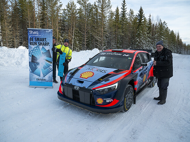 Peter Andersson från Olofsfors AB tillsammans med Oliver Solberg i bilen och Thomas Rådström som gör tummen upp för testkörningen.