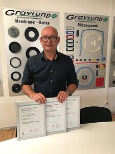 Mads Gravlund med Gravlund Industrigummis genopfriskede certifikater.