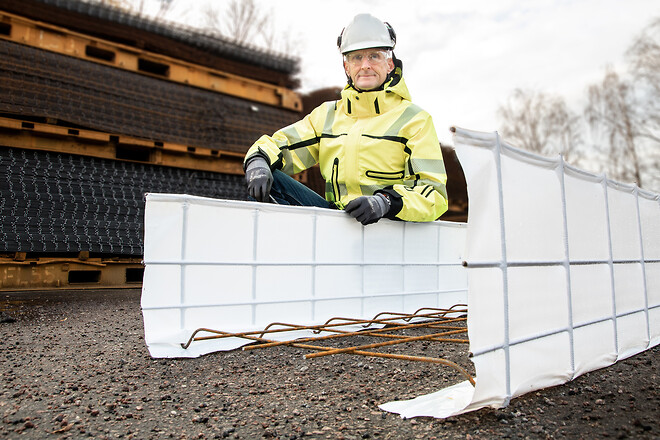 Morgan Larsson - produktchef på Celsa Steel Service, tillsammans med en Celsaform U