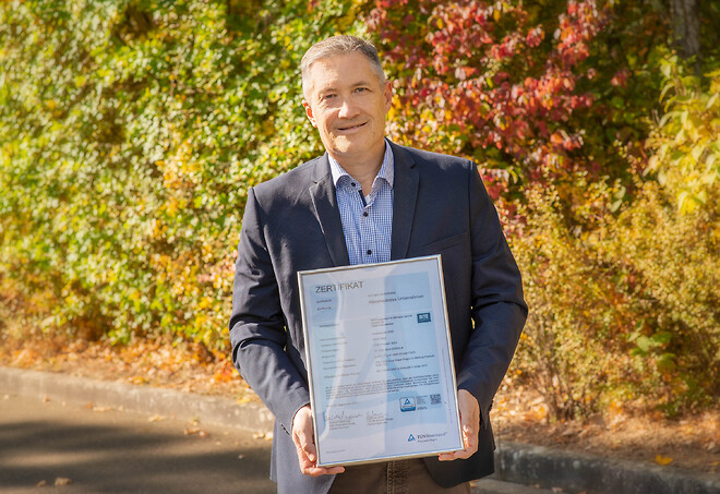 Markus Ohl, fastighetschef på BITO, visar upp certifikatet för klimatneutralt företag