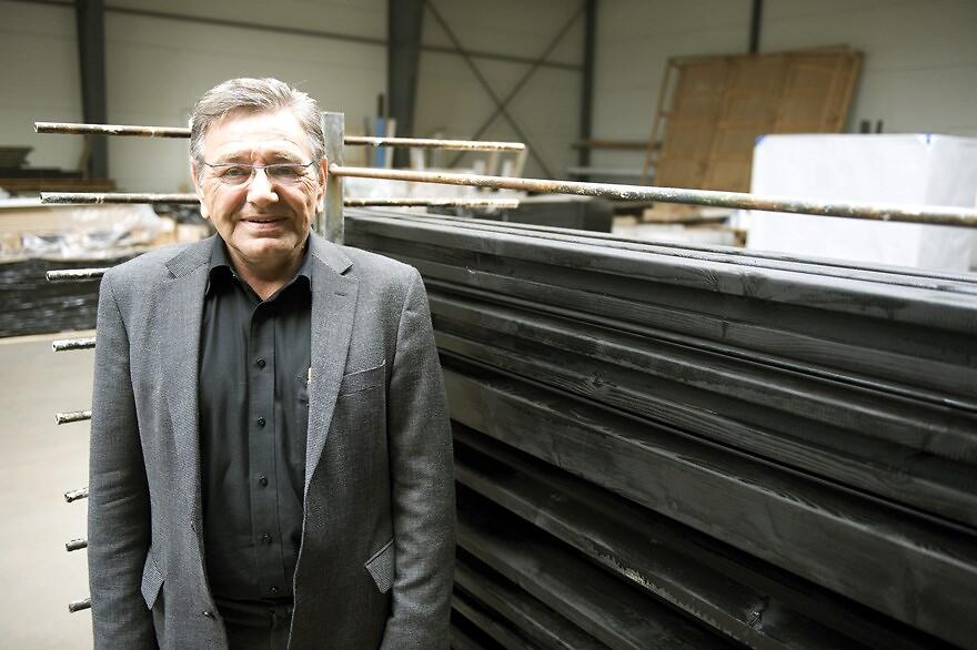 Arne Andersen sætter sig for bordenden