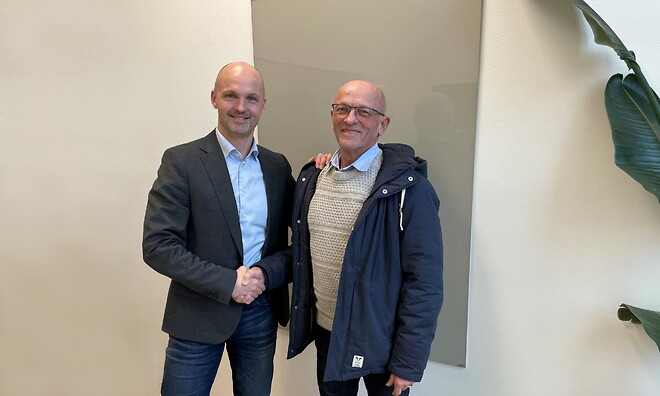 Administrerende direktør Lars Erik Nielsen (t.v.) køber Uretek af stifter Ivan Steffensen (t.h.)