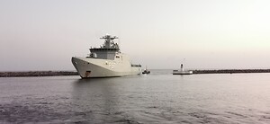 Flådeskib ved indsejling til Søby havn