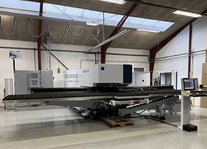 DAN-doors fremtidssikrer produktionen med et spritnyt kombineret laser- og stanse-bearbejdsningscenter
