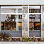 När arkitekterna ritade och byggde en gymnasieskola i Clervaux i norra Luxemburg valde de en fasad och solskyddslösning som sticker ut